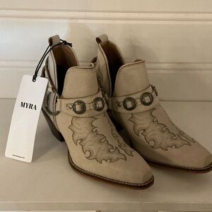 Myra Bag Leather Beige Embroidered Ankle Boots
